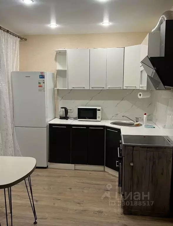 Студия Тюменская область, Тобольск 15-й мкр, 42 (30.0 м) - Фото 1