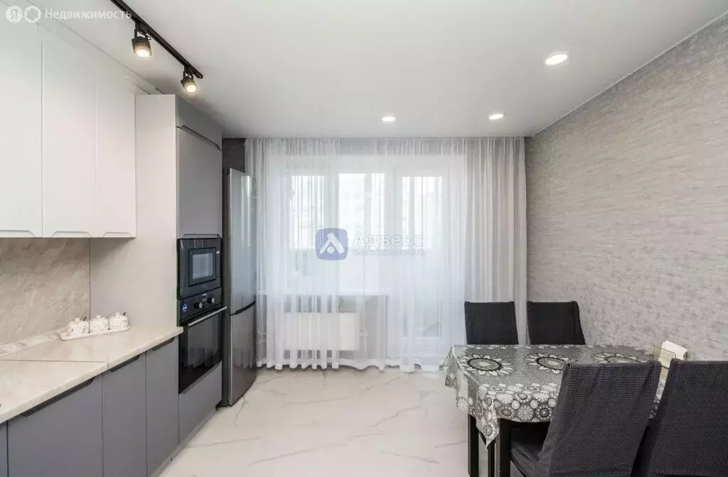 2-комнатная квартира: Тюмень, улица Валентины Трофимовой, 13 (68 м) - Фото 1