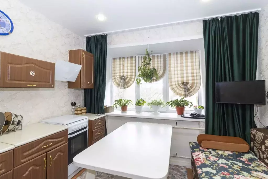 Комната Тюменская область, Тюмень ул. Декабристов, 148 (12.8 м) - Фото 1