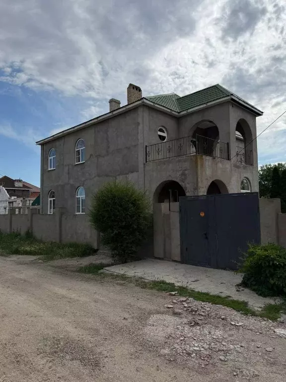 Дом в Астраханская область, Астрахань Приморский пер., 9 (330 м) - Фото 1