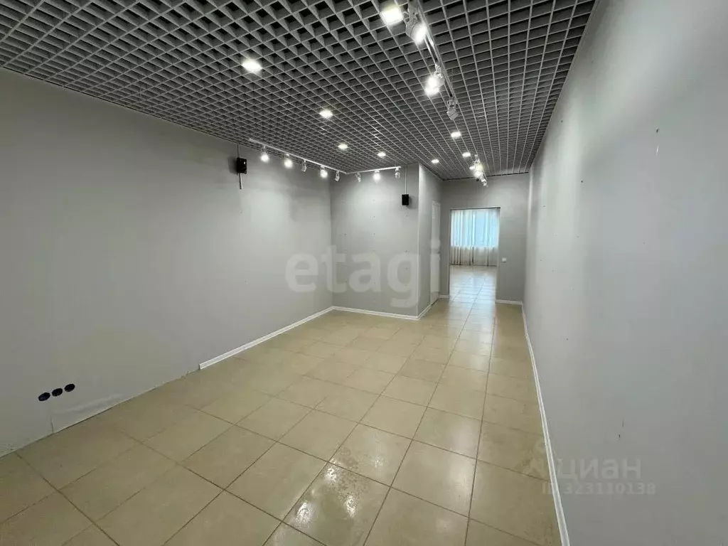 Торговая площадь в Ханты-Мансийский АО, Сургут ул. Есенина, 6 (77 м) - Фото 1