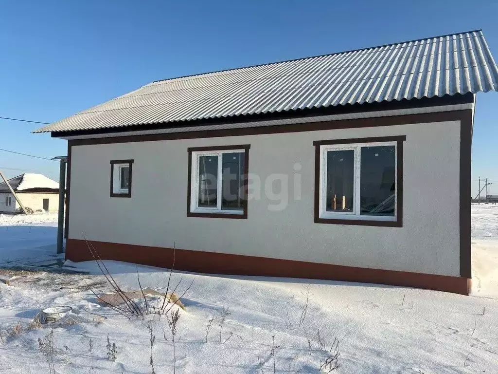 Дом в Белгородская область, Корочанский район, Мелиховское с/пос, с. ... - Фото 1