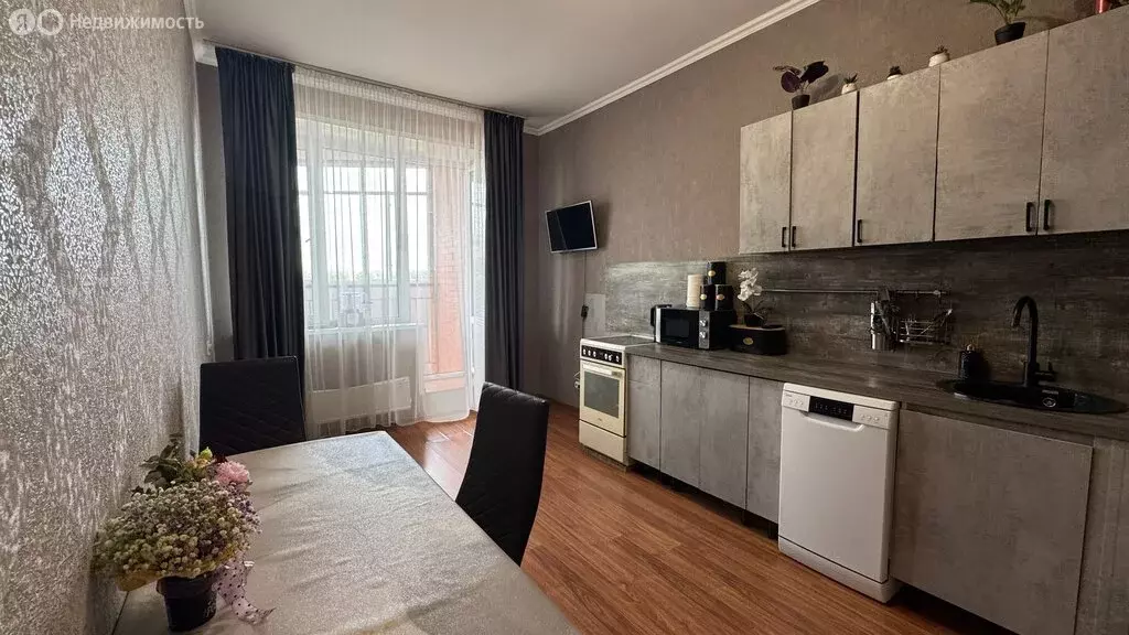 3-комнатная квартира: Абакан, улица Чехова, 95к2 (92.7 м) - Фото 1