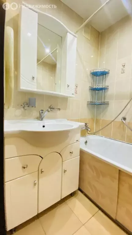 3-комнатная квартира: Киров, Октябрьский район, улица Орджоникидзе, 6 ... - Фото 1