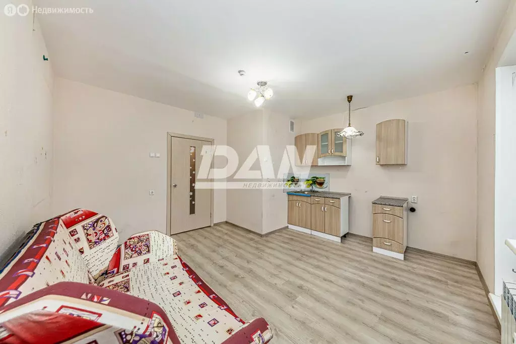 Квартира-студия: Челябинск, улица Братьев Кашириных, 131А (23.7 м) - Фото 1