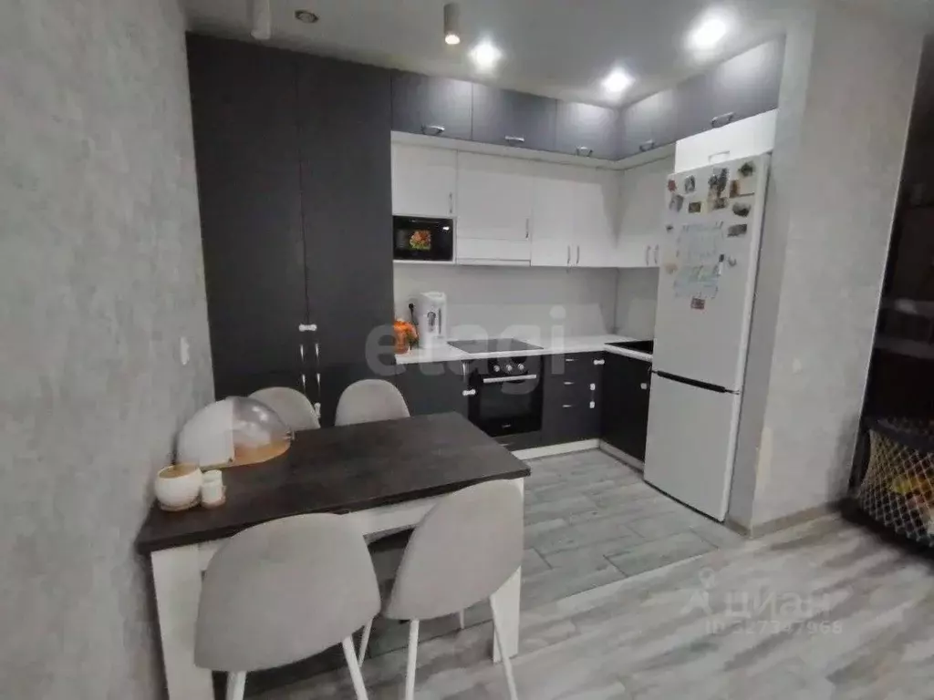 2-к кв. Тюменская область, Тюмень ул. Александра Протозанова, 8 (61.4 ... - Фото 1