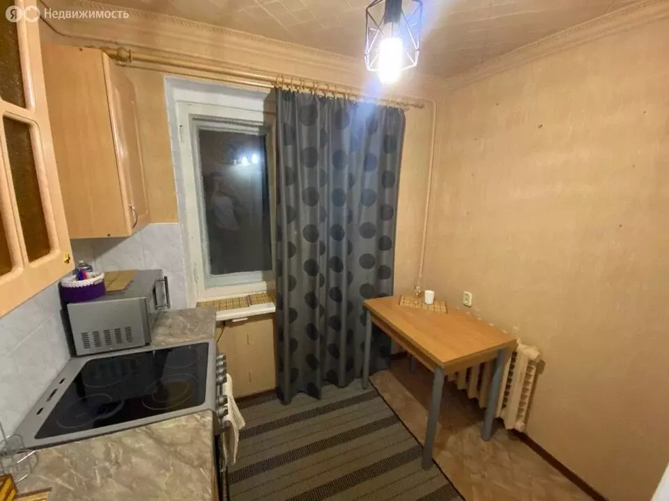 1-комнатная квартира: посёлок городского типа Никель, улица Бредова, ... - Фото 2