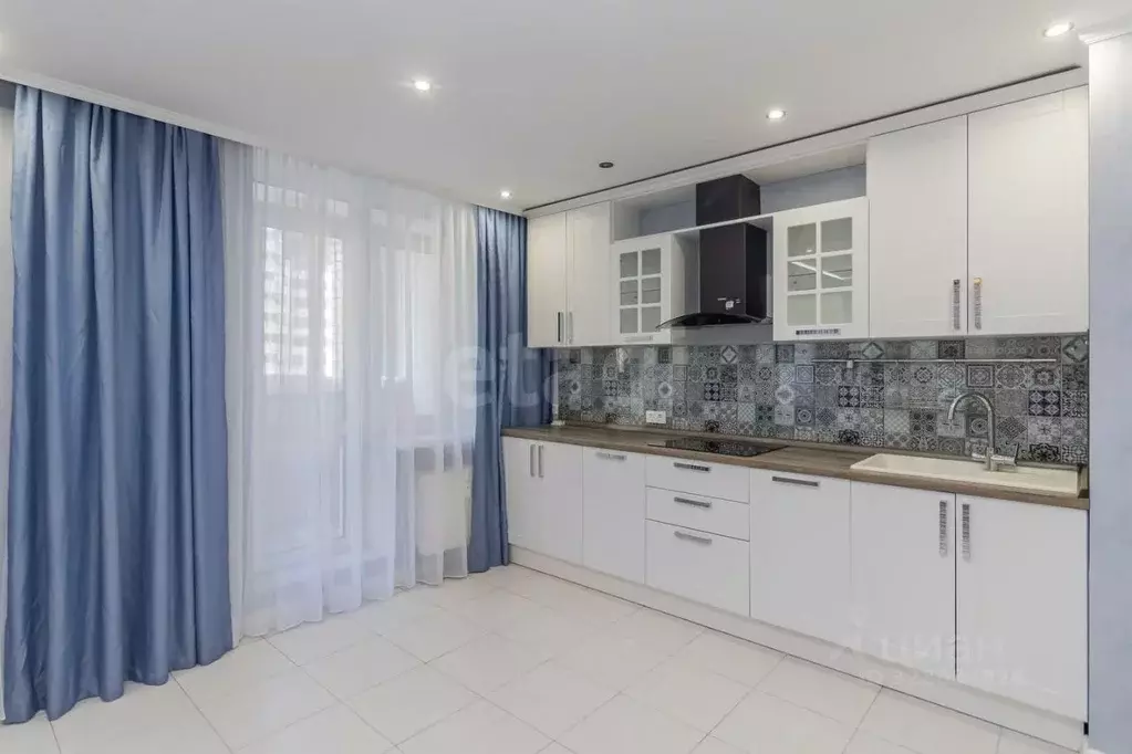 3-к кв. Тюменская область, Тюмень ул. Тимофея Чаркова, 81 (72.3 м) - Фото 1