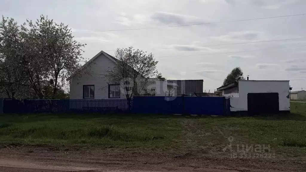 Дом в Башкортостан, с. Бураево ул. Мичурина (64 м) - Фото 1