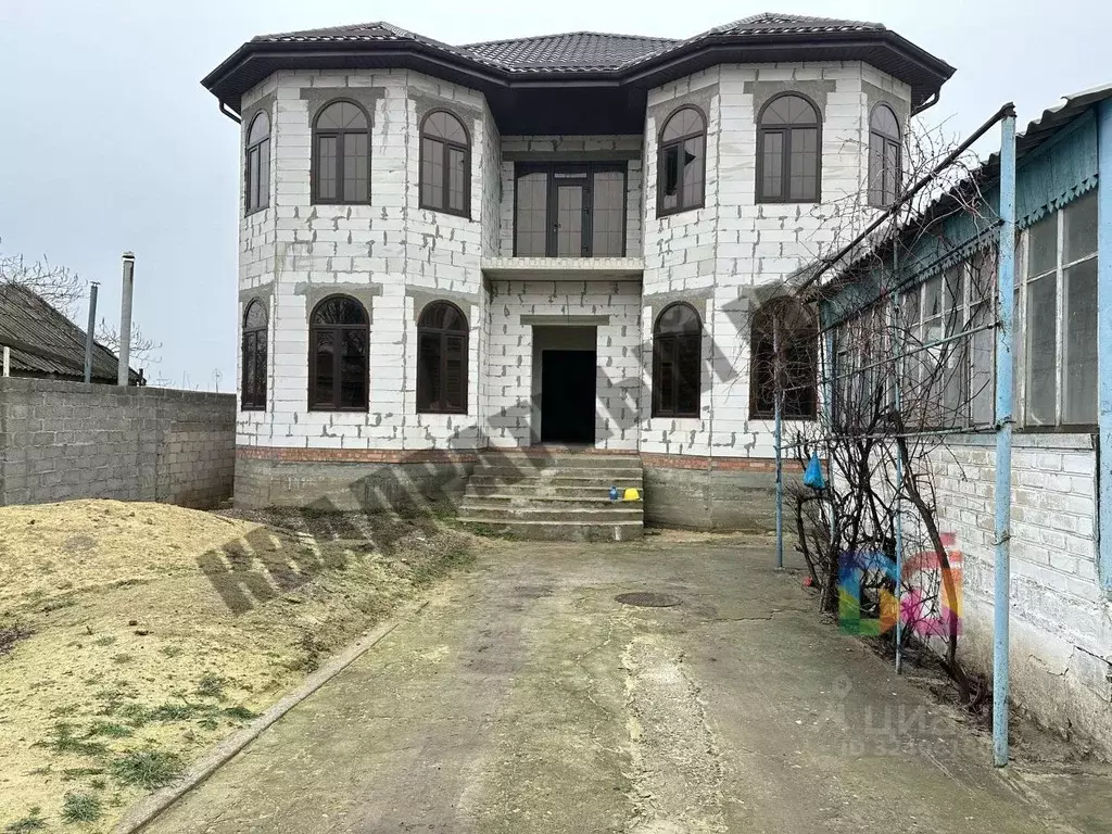 Дом в Калмыкия, Элиста ул. Чернышевского (450 м) - Фото 1