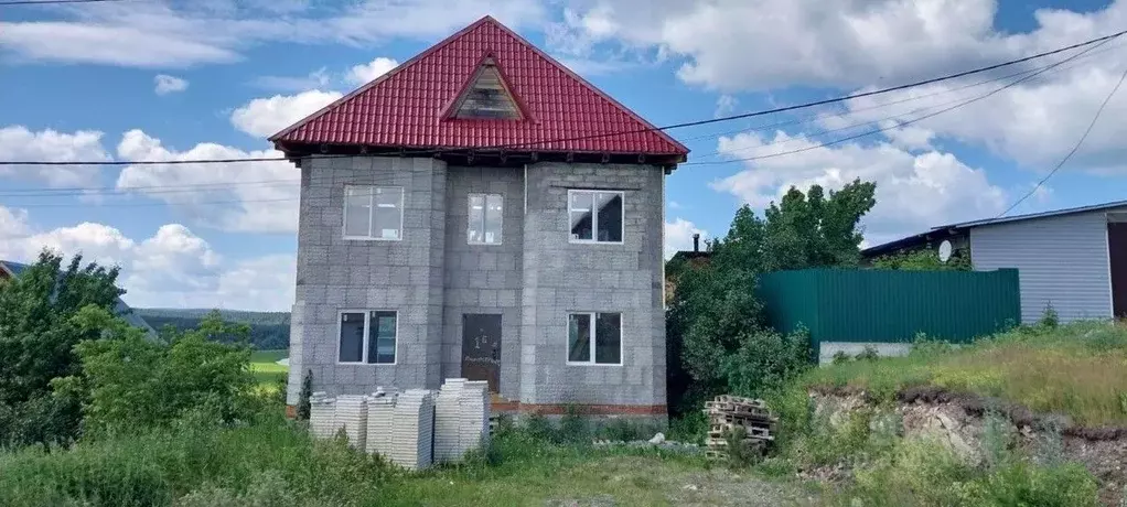 Дом в Свердловская область, Полевской ул. Машиностроителей, 1Б (150 м) - Фото 0