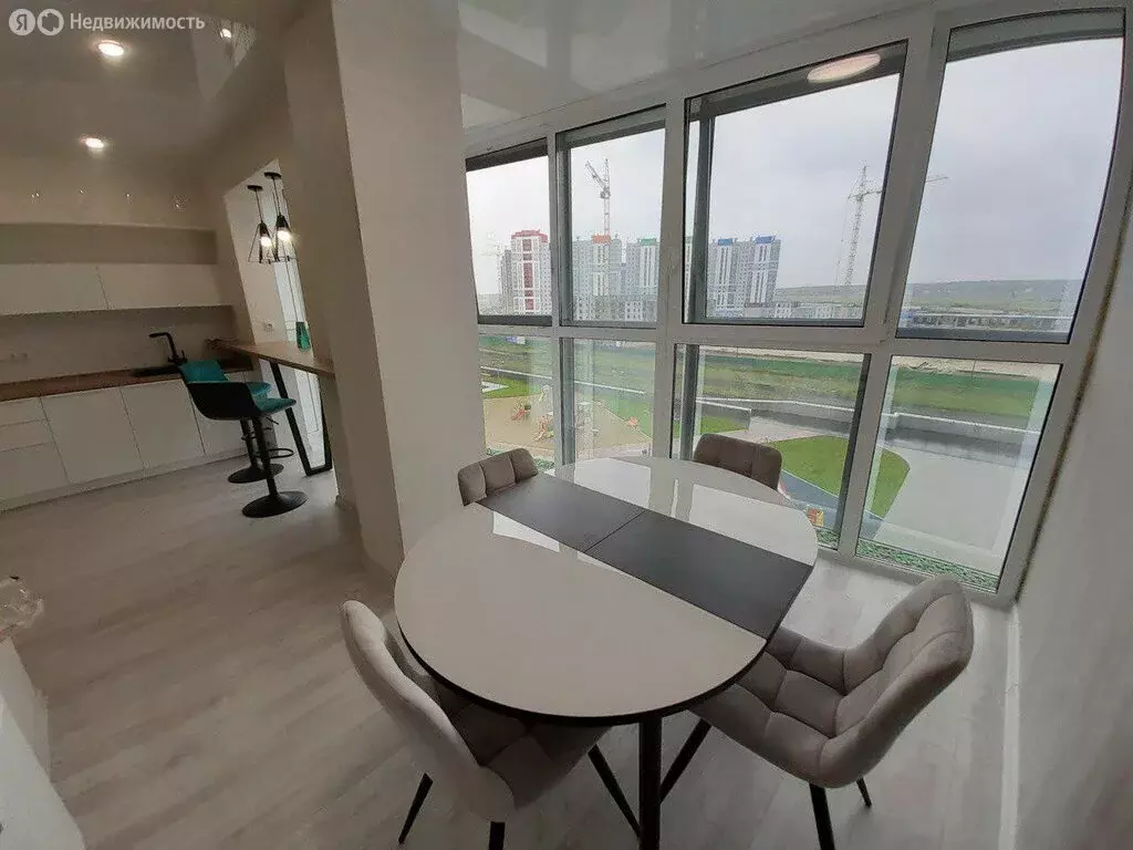 2-комнатная квартира: Тюмень, улица Федюнинского, 64 (64 м) - Фото 1