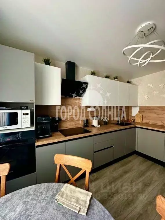 2-к кв. Омская область, Омск ул. Красных Зорь, 148 (80.3 м) - Фото 1