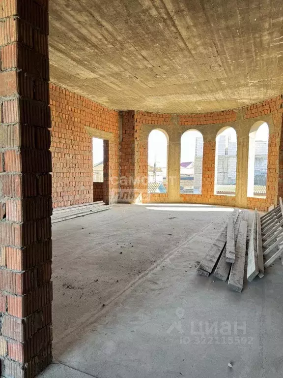 Дом в Дагестан, Каспийск ул. Э. Капиева (650 м) - Фото 1