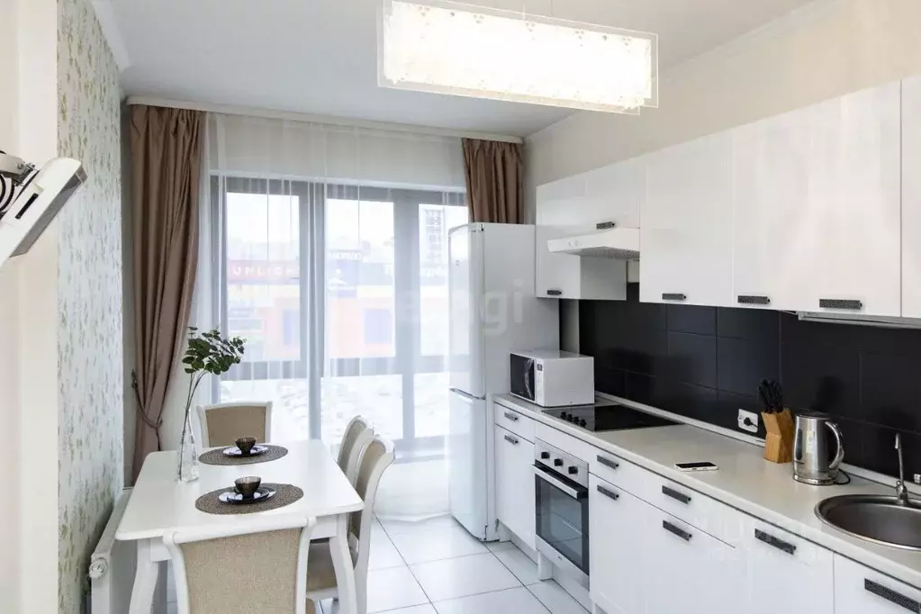 2-к кв. Тюменская область, Тюмень ул. Максима Горького, 68к1 (68.9 м) - Фото 1