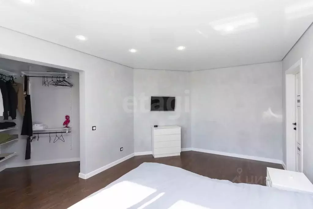 3-к кв. Тюменская область, Тюмень ул. Валентины Трофимовой, 13 (86.1 ... - Фото 1