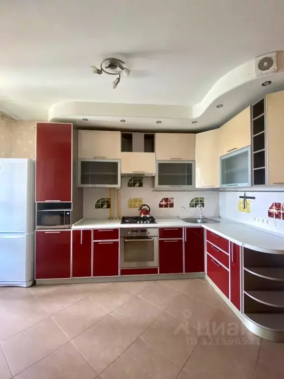 2-к кв. Омская область, Омск просп. Комарова, 19 (68.2 м) - Фото 0