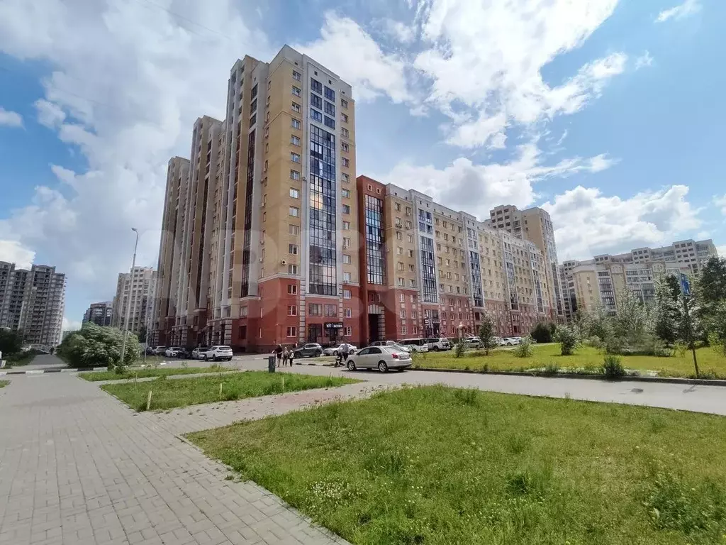 3-к кв. Омская область, Омск ул. Перелета, 32 (108.4 м) - Фото 0