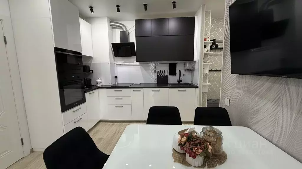 3-к кв. Ленинградская область, Гатчина ул. Авиатриссы Зверевой, 14 ... - Фото 2