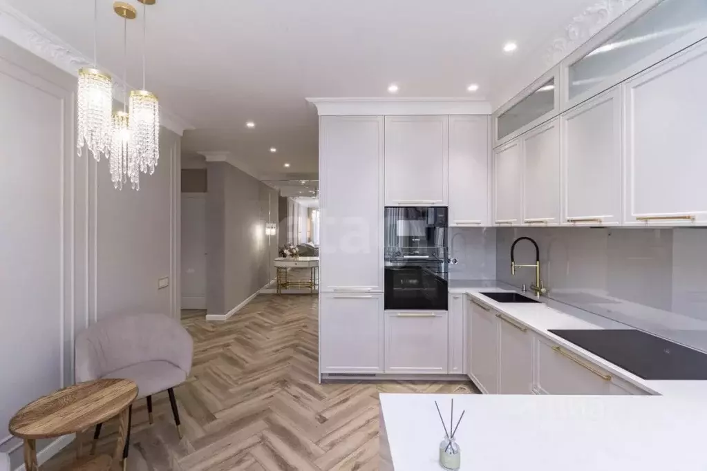 2-к кв. Тюменская область, Тюмень ул. Николая Машарова, 2 (77.3 м) - Фото 0