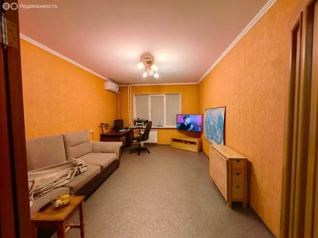 3-комнатная квартира: Омск, улица Малиновского, 14к1 (64 м) - Фото 0