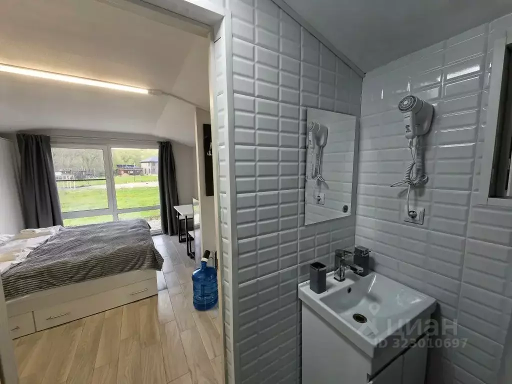 Дом в Адыгея, Майкопский район, Абадзехская ст-ца  (24 м) - Фото 1