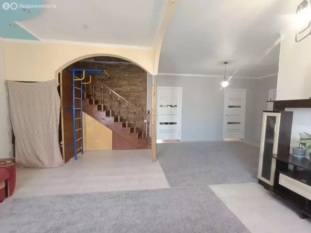 Дом в посёлок Володарский, Интернациональная улица (211 м) - Фото 2