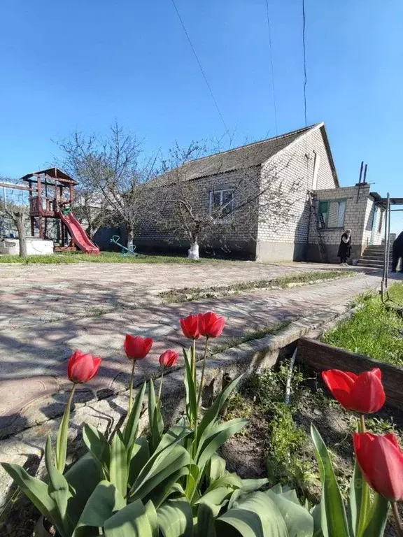 Дом в Калмыкия, Элиста Железнодорожная ул., 9 (105 м) - Фото 1