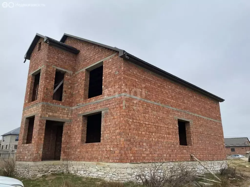 Дом в Тарумовский район, Р-215, участок граница Республики Дагестан - ... - Фото 1
