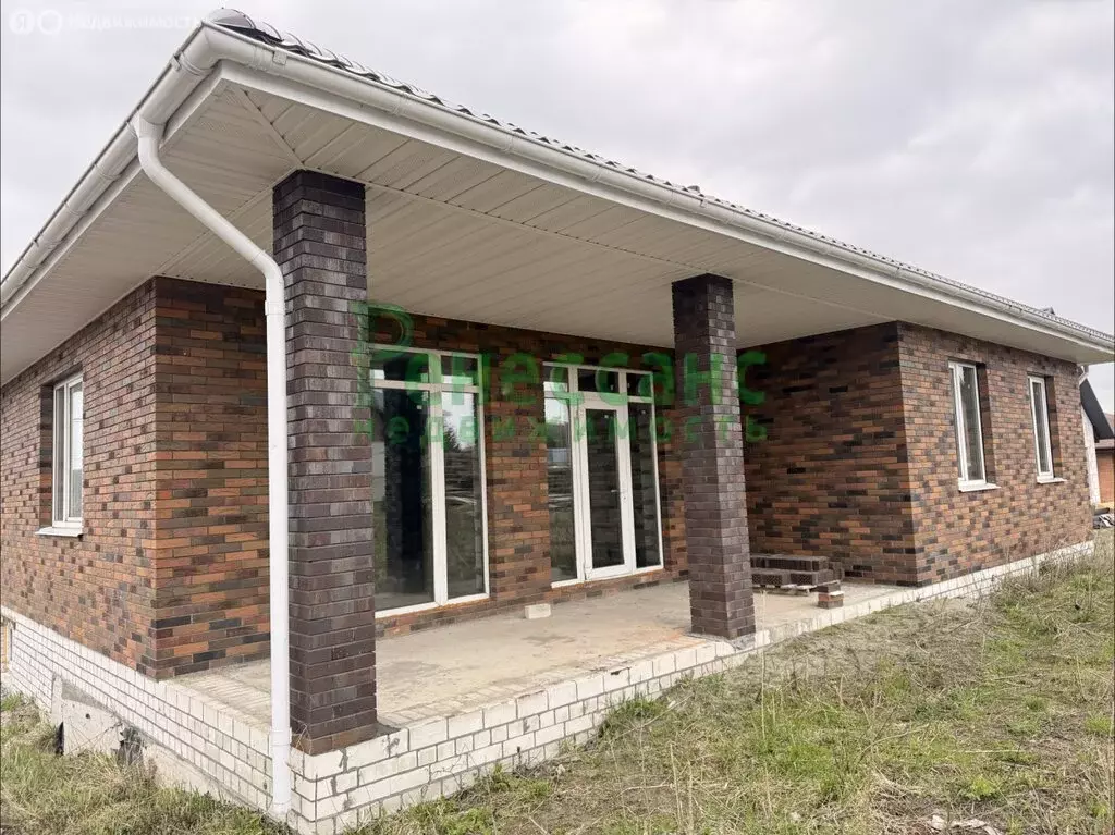 Дом в село Толмачево, улица Ромашина, 12А (200 м) - Фото 1