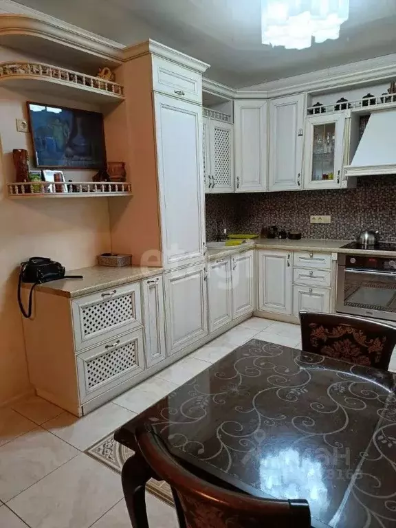 3-к кв. Омская область, Омск просп. Комарова, 16 (86.0 м) - Фото 0