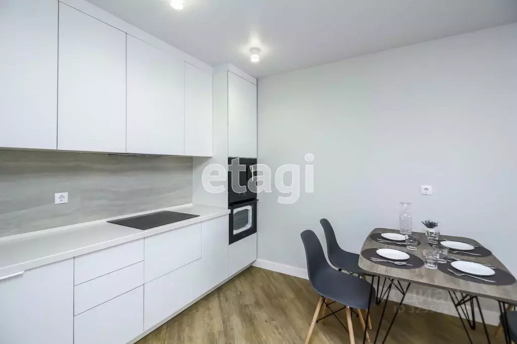 2-к кв. Тюменская область, Тюмень ул. 50 лет Октября, 57В (79.9 м) - Фото 2