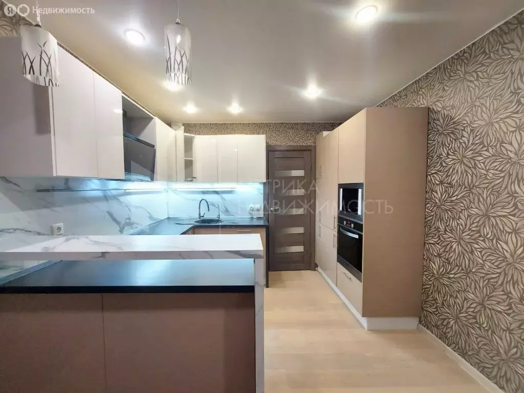 2-комнатная квартира: Тюмень, улица 50 лет Октября, 74к2 (64.3 м) - Фото 1