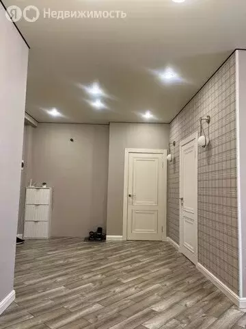 3-комнатная квартира: Нальчик, улица Шарданова, 52 (68 м) - Фото 1