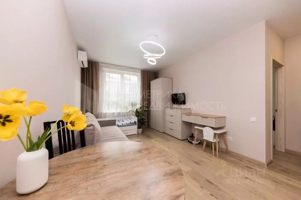 1-к кв. Тюменская область, Тюмень ул. Сергея Свиридова, 9 (35.5 м) - Фото 1