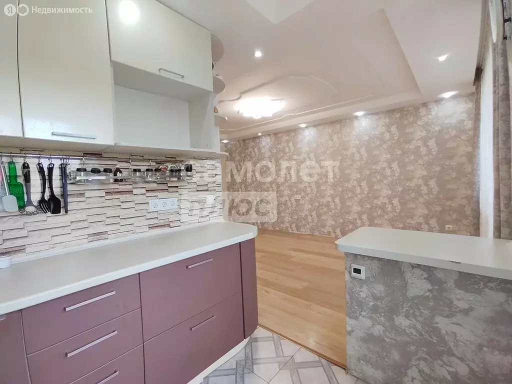 3-комнатная квартира: Октябрьский, 35-й микрорайон, 10 (61 м) - Фото 1