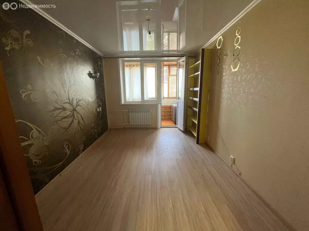 3-комнатная квартира: Астрахань, улица Сун Ят-Сена, 63 (68 м) - Фото 0