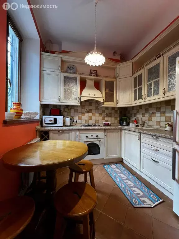 3-комнатная квартира: Ялта, улица К. Маркса, 10 (50 м) - Фото 2