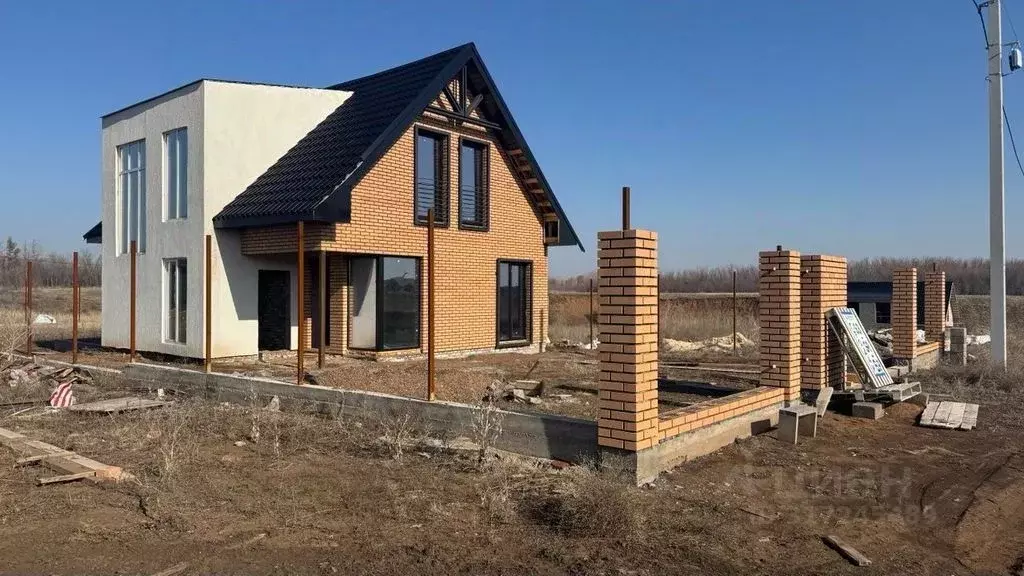 Дом в Оренбургская область, Оренбургский район, с. Подгородняя ... - Фото 0
