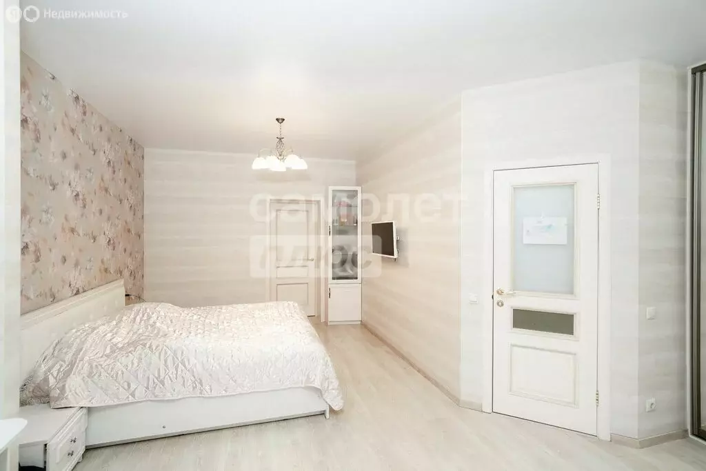 3-комнатная квартира: Омск, улица Крупской, 14к4 (90 м) - Фото 0