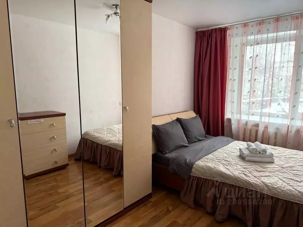 4-к кв. Ярославская область, Ярославль ул. Суркова, 6 (90.0 м) - Фото 0