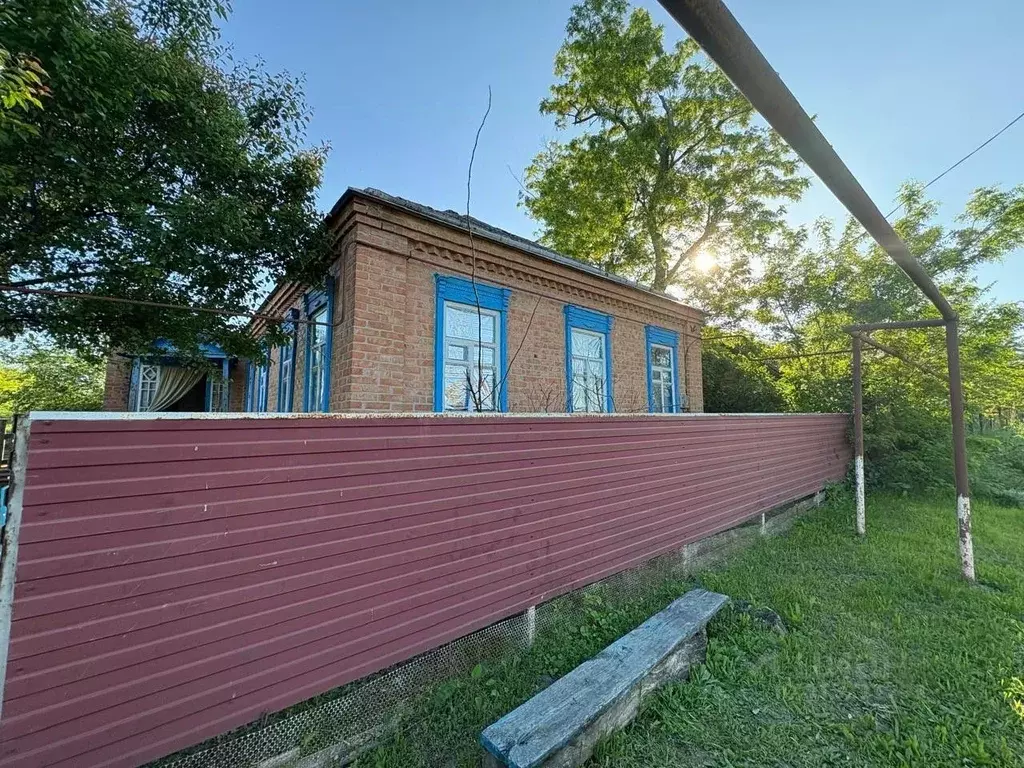 Дом в Ставропольский край, Красногвардейский муниципальный округ, с. ... - Фото 1