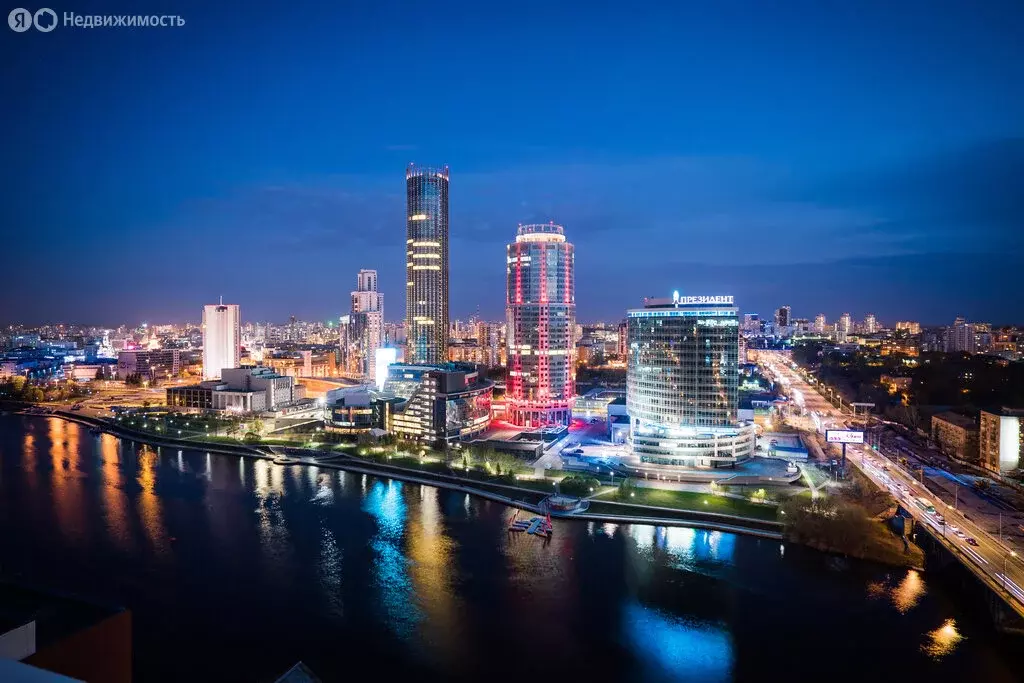 4-комнатная квартира: Екатеринбург, улица Бориса Ельцина, 6 (456.6 м) - Фото 1