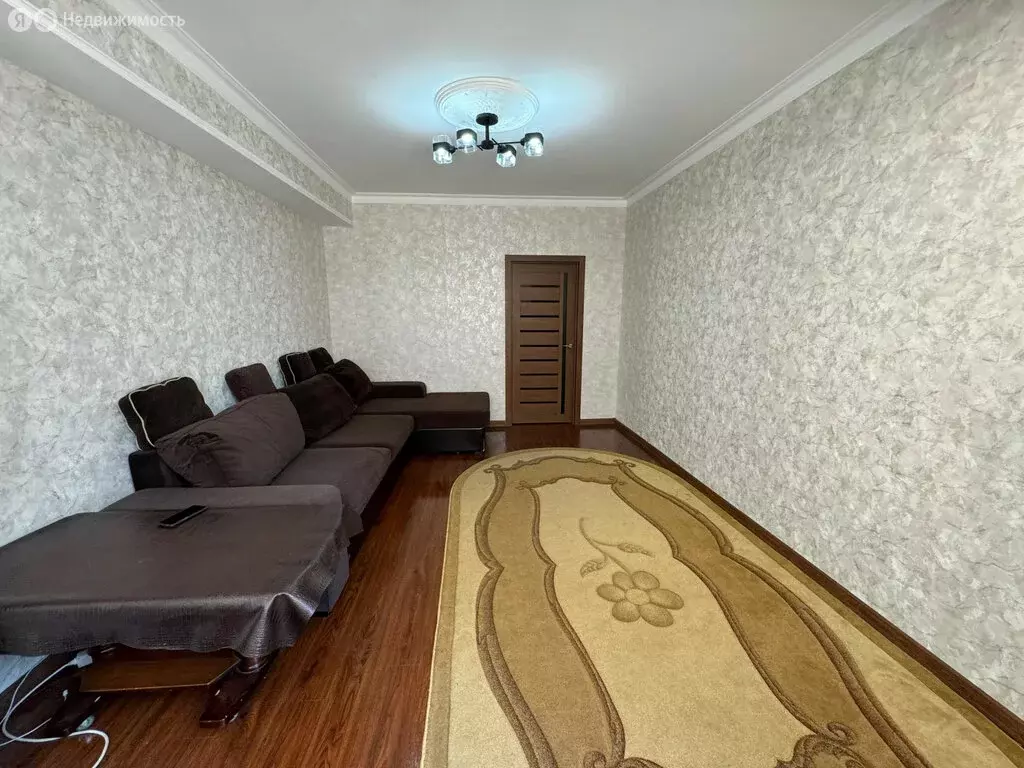 2-комнатная квартира: Махачкала, улица Хаджи Булача, 25 (68 м) - Фото 0