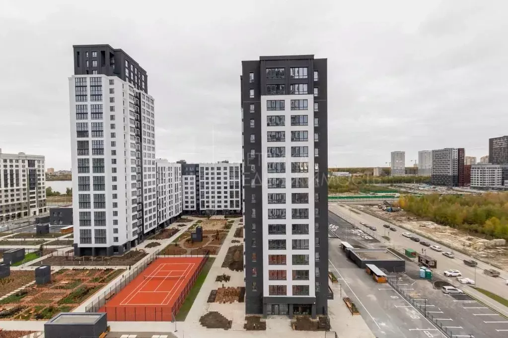 2-к кв. Тюменская область, Тюмень ул. Братьев Бондаревых, 5 (78.7 м) - Фото 1