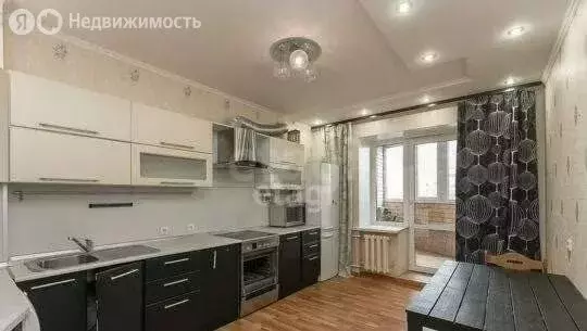 2-комнатная квартира: Тюмень, улица Болотникова, 19 (70 м) - Фото 0