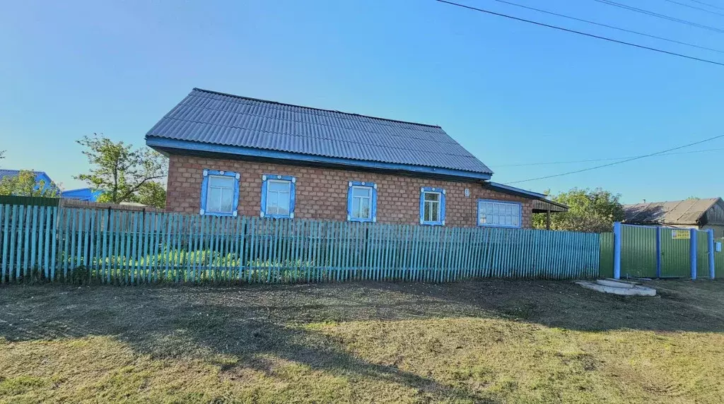 Дом в Омская область, Калачинский район, с. Воскресенка ул. 50 лет ... - Фото 2