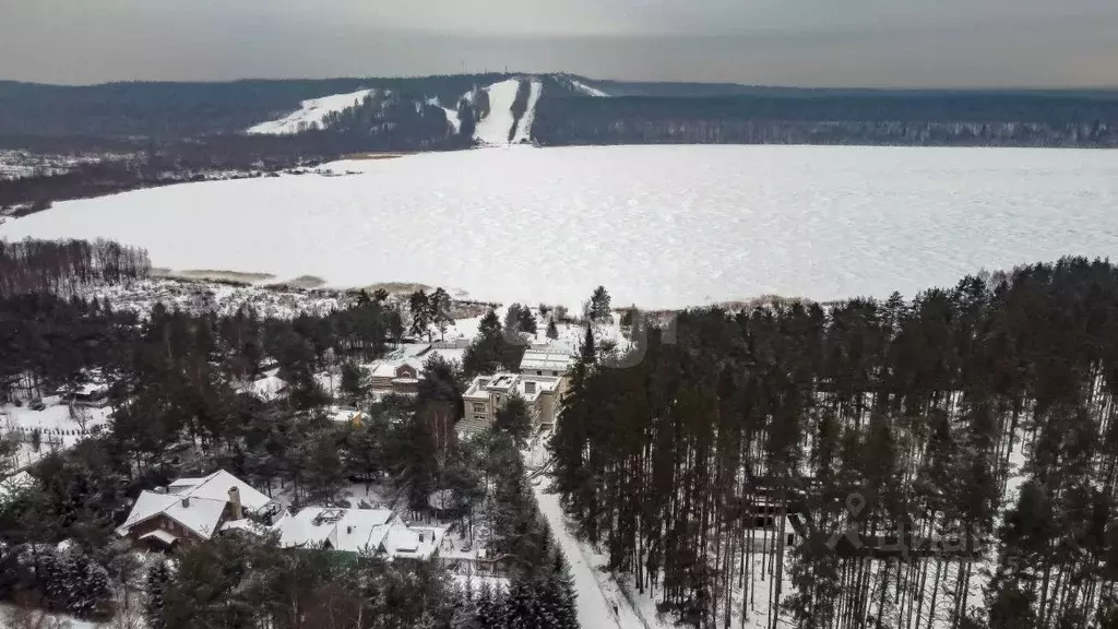 Участок в Ленинградская область, Приозерский район, Красноозерное ... - Фото 0