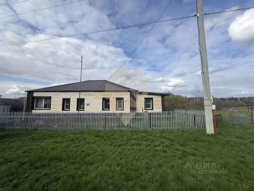 Дом в Белгородская область, Старооскольский городской округ, с. ... - Фото 1