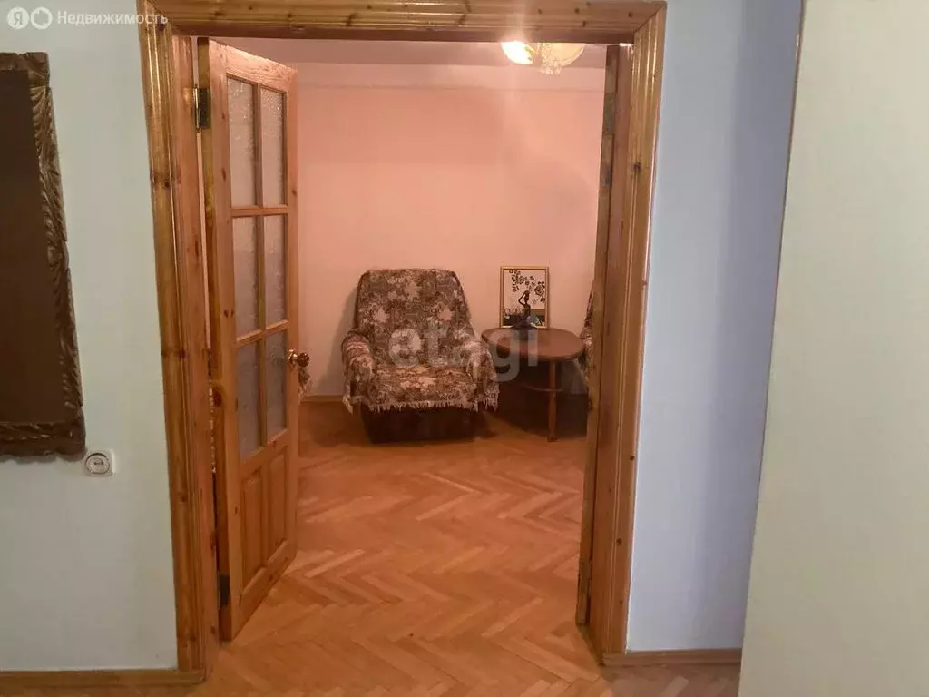 3-комнатная квартира: Владикавказ, площадь 50 лет Октября, 8 (59.1 м) - Фото 1